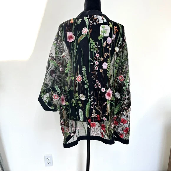 Kimono, botanical embroidery, beautiful detail. One size, new with tag. - Picture 6 of 12